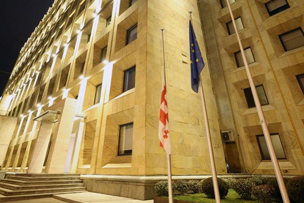 საბჭოთა ოკუპაციის დღესთან დაკავშირებით მთავრობის ადმინისტრაციის შენობაზე სახელმწიფო დროშა დაეშვა