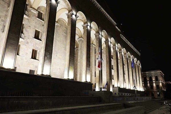 საბჭოთა ოკუპაციის დღესთან დაკავშირებით, პარლამენტის სასახლეზე სახელმწიფო დროშა დაეშვა
