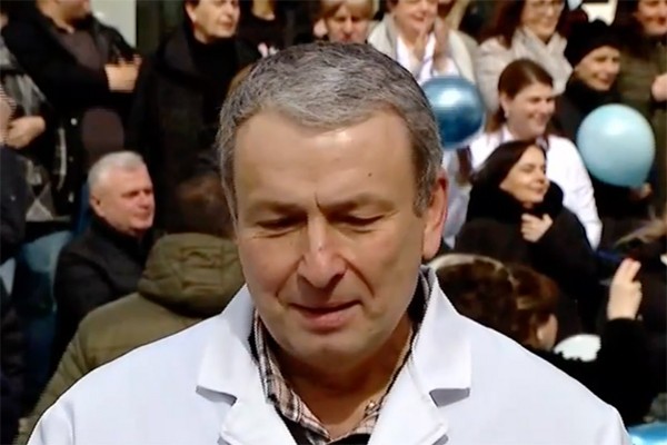 რესპუბლიკურის ქირურგი: მადლობას ვუხდით პრემიერს, მთლიანად მთავრობას. მამუკა მდინარაძემ განსაკუთრებული როლი ითამაშა. ჩვენს ლობისტად გადაიქცა და დიდი მადლობა მას