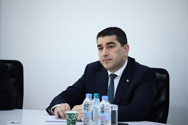 შალვა პაპუაშვილი: ოპოზიციურ პარტიებს ყალბი NGO-ების მეშვეობით შექმნილი აქვთ სქემა იმისთვის, რომ უკანონო შემოწირულებები მიიღონ