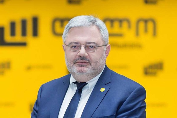 საუბარია არა იმაზე, რომ ხაზარაძეს ბილეთი აქვს აღებული, რომ ივანიშვილი მოსკოვში გაუშვას, არამედ იმაზე, რომ რუსული სტილის მმართველობა გაემგზავრება რუსეთში
