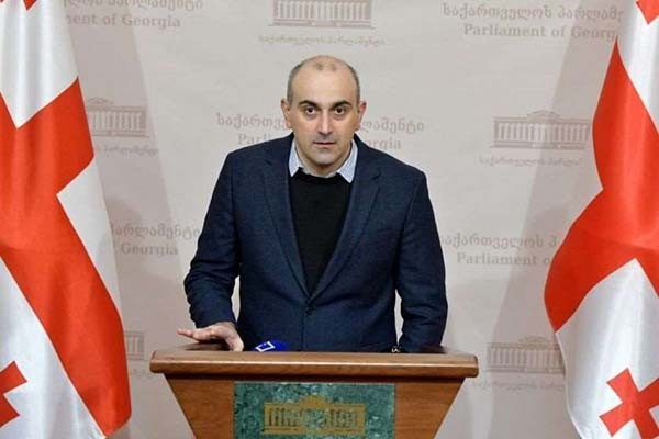 გვარამიას გუნდს ცალკეული ადამიანები ემატებიან. არ ვიცი რა არის მოტივი - მეგობრობა, ფული თუ კიდევ რაღაც სხვა, ეს არაა იდეებზე დაყრდნობილი გაერთიანება, უცნაური აჯაფსანდალი გამოდის