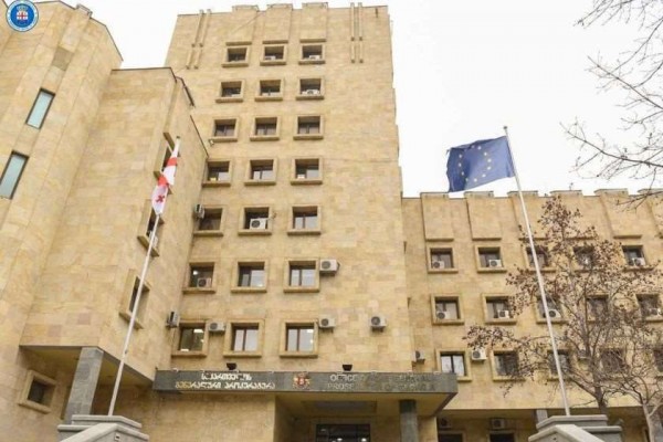 პროკურატურის მიერ წარდგენილი მტკიცებულებების საფუძველზე, მოქალაქეთა დიდი ოდენობით თანხების მითვისების ფაქტზე ბრალდებულ 3 პირს 8-8 წლით თავისუფლების აღკვეთა მიესაჯა