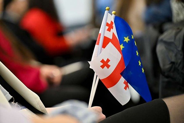 ევროკავშირის საელჩო: ევროკომისია მხარს დაუჭერს საქართველოს განათლების სისტემის ჰარმონიზაციას ევროკავშირის პრაქტიკასთან, რითაც ხელს შეუწყობს ქართველ სტუდენტებს, ჩამოყალიბდნენ ევროკავშირის ხვალინდელ მოქალაქეებად