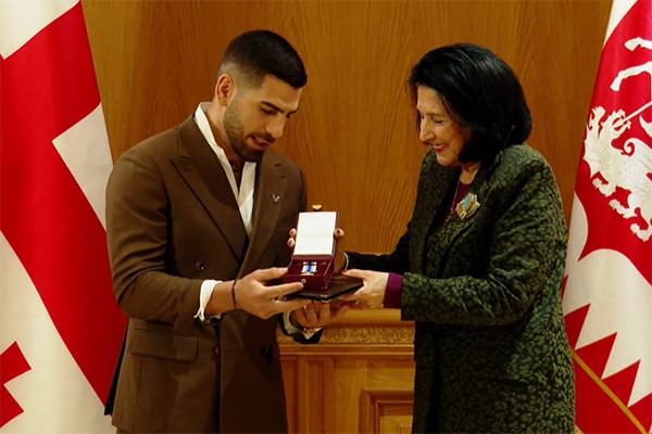 პრეზიდენტმა ილია თოფურია ღირსების ორდენით დააჯილდოვა