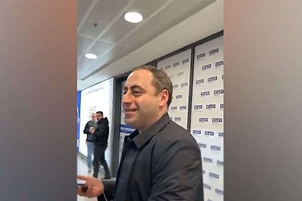 „მონები“, „ქვეყნის გამყიდველები“, „სამარცხვინოები“ - საზოგადოების ნაწილი თბილისის აეროპორტში ბრიუსელიდან დაბრუნებულ რადიკალური ოპოზიციის წარმომადგენლებს შეძახილებით დახვდა