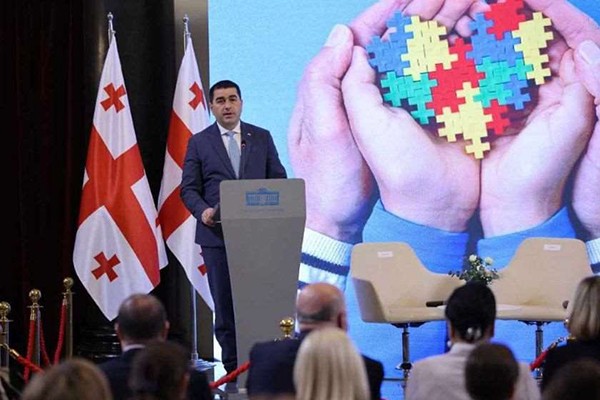 „ჩვენ, ყველა ერთმანეთს უნდა შევეხიდოთ და ხელი შევუწყოთ იმისთვის, რომ ერთი დიდი ჰარმონიული საზოგადოება ვიყოთ“ - პარლამენტში აუტიზმის შესახებ ცნობიერების ამაღლების მსოფლიო დღესთან დაკავშირებით ღონისძიება გაიმართა