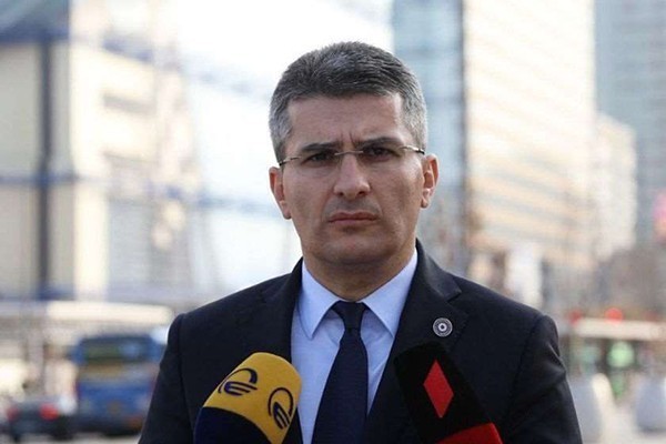 საპარლამენტო უმრავლესობა: მდიდარი „ენჯეოები“, რადიკალურ პარტიებთან ერთად, თავს ესხმოდნენ სასამართლო ხელისუფლებას იმ საქმეების გამო, რომლებსაც კოლექტიური ნაციონალური მოძრაობისთვის განსაკუთრებული დატვირთვა ჰქონდა