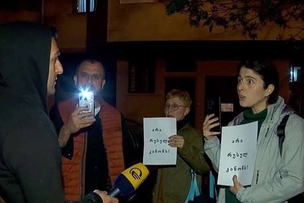 გამჭვირვალობის კანონპროექტზე სასაუბროდ შეკრებილი მედიის წარმომადგენლების შეხვედრაზე „ქრონიკის“ კორესპონდენტს სიტყვიერი შეურაცხყოფა მიაყენეს