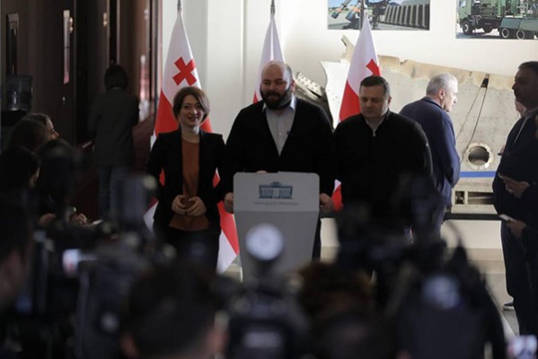 „მოვუწოდებთ ყველა დეპუტატს პერსონალურად, მტერს დაარქვით მტერი და მოყვარეს მოყვარე! არავინ გაპატიებთ, ქვეყნისთვის მომავლის წართმევას და პასუხისმგებლობები იქნება პერსონალიზებული!“