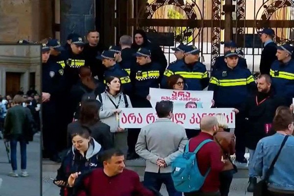 არასამთავრობო ორგანიზაციების წარმომადგენლები და სამოქალაქო აქტივისტები პარლამენტთან გამჭვირვალობის შესახებ კანონპროექტს აპროტესტებენ