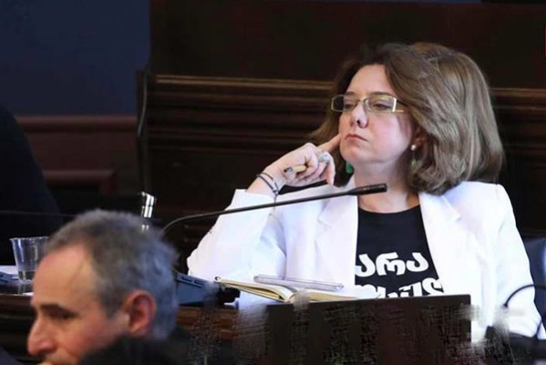სალომე სამადაშვილმა მამუკა მდინარაძეს მიმართა: რუსული კანონი უკან რომ არ წაგეღოთ, კანდიდატის სტატუსს მიიღებდით? დემაგოგიაში ვის ეჯიბრები