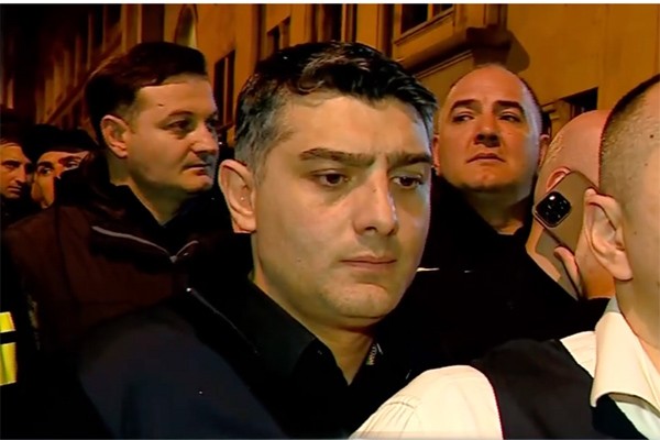 პარლამენტთან დააკავეს რამდენიმე ადამიანი, რომლებიც პოლიციას შეურაცხყოფას აყენებდნენ და საზოგადოებრივ წესრიგს არღვევდნენ. დაშავებულია ერთი სამართალდამცველი