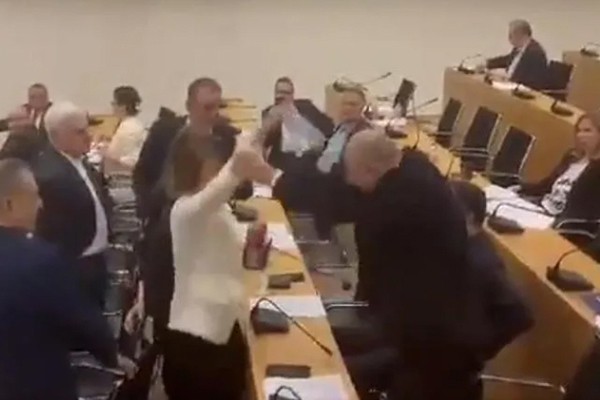 ხატია დეკანოიძემ გურამ მაჭარაშვილს წყლის ბოთლი ჩაარტყა