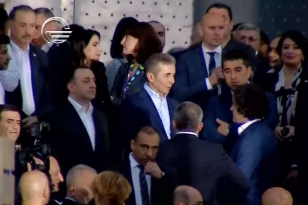 პარლამენტთან ბიძინა ივანიშვილი მივიდა