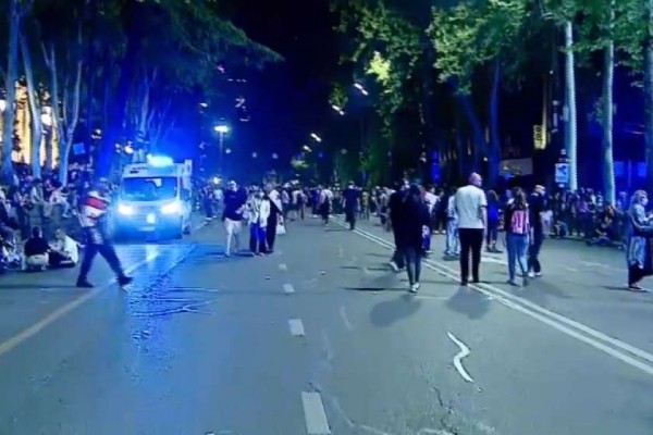 პარლამენტთან შეკრებილი ადამიანების ნაწილი მთავრობის გადადგომას ითხოვს, ასევე ისმის მიხეილ სააკაშვილს მხარდამჭერი განცხადებები