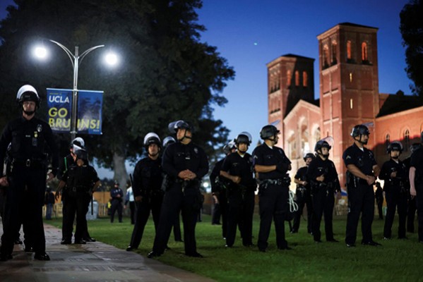 ლოს ანჯელესში, კალიფორნიის უნივერსიტეტის კამპუსთან, სადაც პალესტინელთა მხარდამჭერ დემონსტრანტებს კარვები აქვთ გაშლილი, ასობით პოლიციელია მობილიზებული