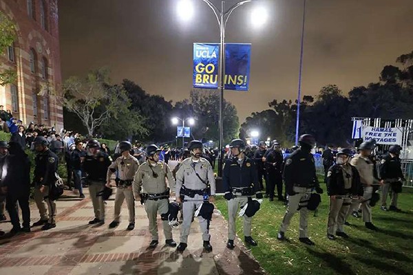 ლოს-ანჯელესის უნივერსიტეტის ტერიტორიაზე კვლავ დაძაბული ვითარებაა - პოლიციამ პალესტინელთა მხარდამჭერ დემონსტრაციაზე შეკრებილ აქტივისტებს დაუყოვნებლივ დაშლისკენ მოუწოდებს