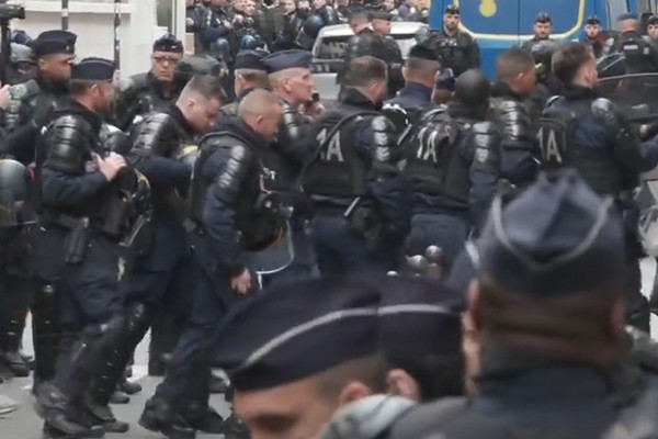 პარიზის პოლიტიკური კვლევების ინსტიტუტში, სადაც სტუდენტები ღაზის სექტორში ისრაელის სამხედრო ოპერაციას აპროტესტებენ, პოლიცია შევიდა