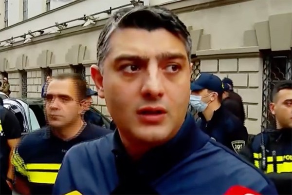 პოლიციელების შეურაცხყოფისთვის სასტუმრო „პარაგრაფთან“ აქციის ერთი მონაწილე დააკავეს