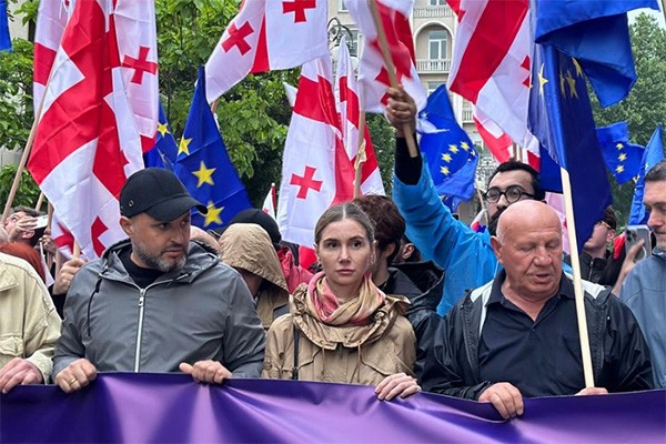 თბილისში ოთხ ლოკაციაზე „უცხოური ძალის გამჭვირვალობის შესახებ“ კანონპროექტის მოწინააღმდეგეების მსვლელობა მიმდინარეობს