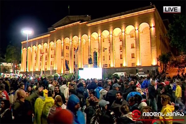 პარლამენტთან გამჭვირვალობის კანონპროექტის წინააღმდეგ აქცია მიმდინარეობს