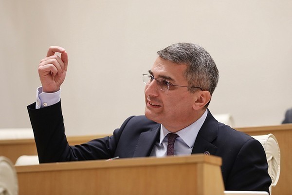 მამუკა მდინარაძე: ხალხს ღამე გაათენებინეს და თვითონ შენობაში შესულებმა დაიძინეს