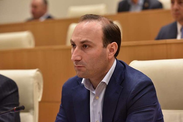 ანრი ოხანაშვილი:ოპოზიციონერი დეპუტატები იდგნენ და მიზანმიმართულად არ შემოდიოდნენ. კამერებით იყვნენ, კამერები ჰქონდათ ჩართული და აშუქებდნენ. დაკავებულები იყვნენ კადრების გადაღებით