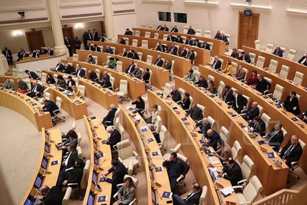 პლენარულ სხდომაზე ერთმანეთს ირაკლი ქადაგიშვილი და პაატა მანჯგალაძე დაუპირისპირდნენ