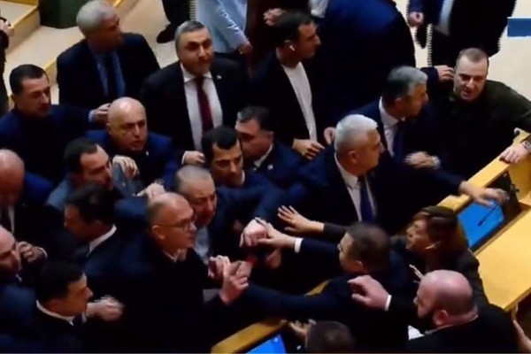 პარლამენტში კიდევ ერთი დაპირისპირება მოხდა