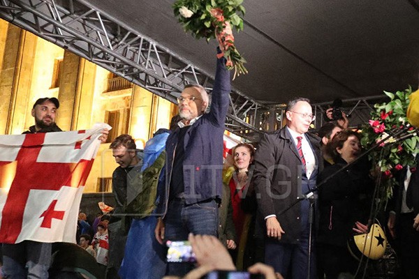 რუსთაველზე მიმდინარე აქციაზე საქართველოში ვიზიტით მყოფი ევროკავშირის წევრი ხუთი ქვეყნის საგარეო საქმეთა კომიტეტების თავმჯდომარეები იმყოფებოდნენ და აქციის მონაწილეებს მიმართეს