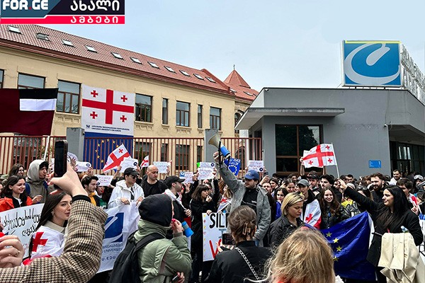 „ერთი ლექტორი ამბობდა, ცუდი ამერიკული წიგნი მირჩევნია კარგ ქართულ წიგნსო - ასეთი ლექტორი რომ  ახალგაზრდობას მსგავს სისულელეებს უნერგავს, რაზეა საუბარი“