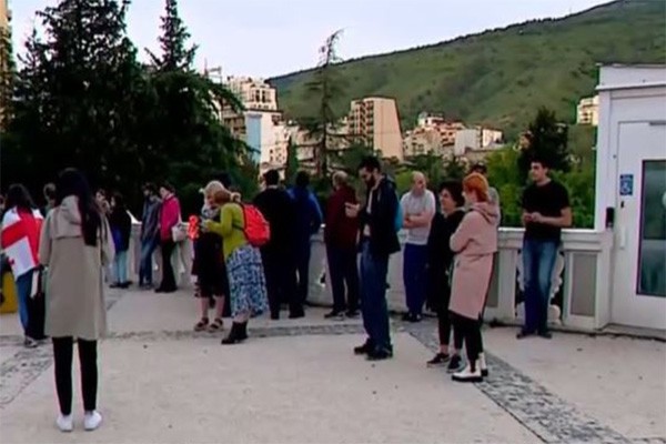 ვაკის პარალიზებისთვის საკმარისი რაოდენობის ადამიანის არყოფნის გამო, ვაკის პარკთან შეკრებილი აქციის მონაწილეებმა გმირთა მოედანზე გადაინაცვლეს