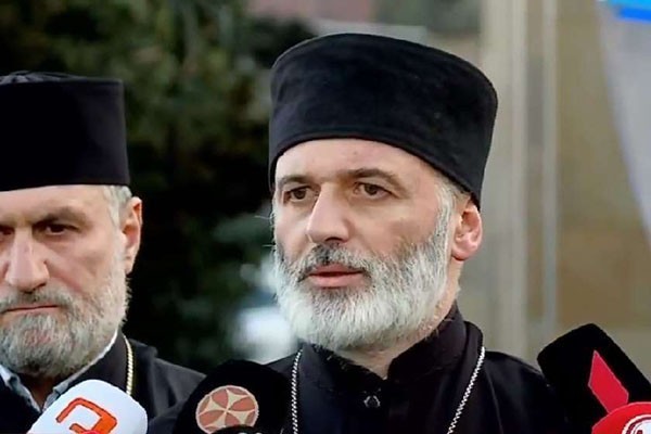 დეკანოზი ანდრია ჯაღმაიძე: რამდენად შეგვიძლია, დამოუკიდებლად მივიღოთ გადაწყვეტილებები, თუ სუვერენიტეტის ნაწილი უნდა დავთმოთ, ამის შეფასება უფრო პოლიტიკოსების საქმეა. არც მალავენ, რომ სუვერენიტეტის ნაწილი უნდა დავთმოთ