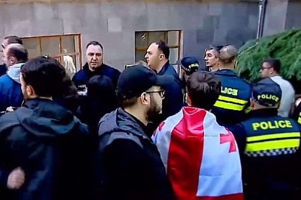 წინასწარ დაგეგმილი მორიგი პროვოკაცია - ნიკო მანაგაძე პრემიერის ლექციის ჩაშლას შეეცადა