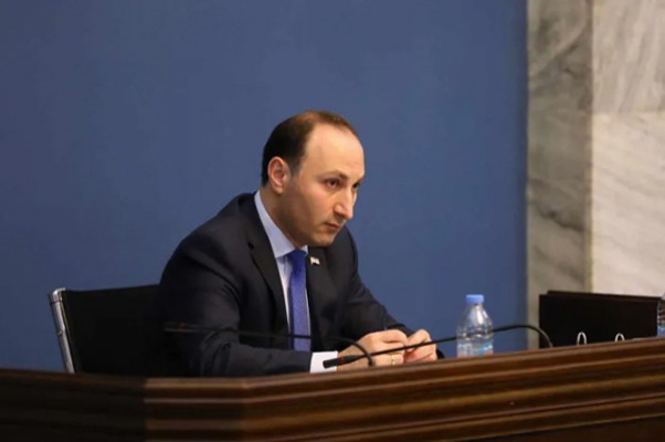 ანრი ოხანაშვილი პრეზიდენტის საპარლამენტო მდივანს: თქვენ გამოიყენეთ ისეთი სიტყვები, რომელიც არ არის საპატიებელი - ვერ გახვალთ დარბაზიდან ისე, რომ შეკითხვებზე პასუხები საზოგადოებამ არ მოისმინოს