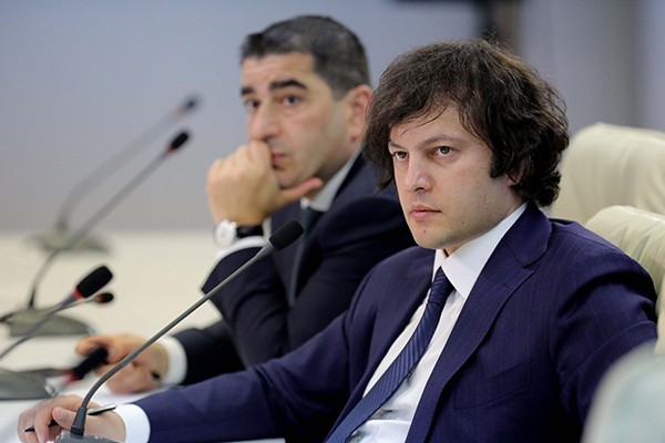 „ქართული ოცნების“ ცენტრალურ ოფისში საპარლამენტო უმრავლესობის სხდომა გაიმართა, რომელსაც პრემიერ-მინისტრი ირაკლი კობახიძე ესწრებოდა