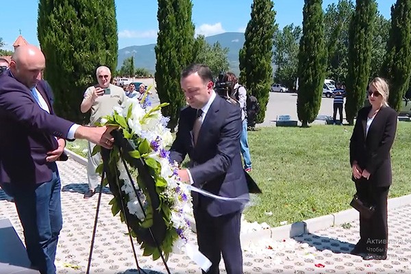 „ქართული ოცნების“ თავმჯდომარე, ირაკლი ღარიბაშვილი მუხათგვერდის ძმათა სასაფლაოზე იმყოფებოდა, სადაც 2008 წლის აგვისტოს ომში დაღუპული ქართველი სამხედროების ხსოვნას პატივი მიაგო (video)