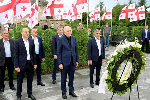 სუს-ის უფროსმა, გრიგოლ ლილუაშვილმა სოფელ შინდისთან, 2008 წლის 11 აგვისტოს დაღუპული გმირების ხსოვნას პატივი მიაგო