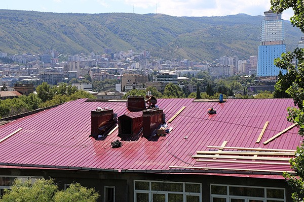 კორპუსის დაზიანებული სახურავების რეაბილიტაცია გრძელდება