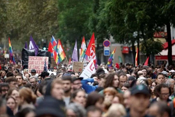 პარიზში ათასობით ადამიანმა პრეზიდენტ მაკრონის მიერ ქვეყნის პრემიერ-მინისტრად მიშელ ბარნიეს დანიშვნა გააპროტესტა