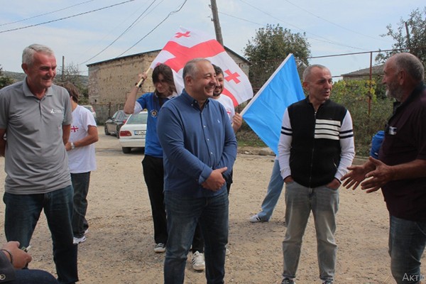 პარტია „ქართული ოცნება - დემოკრატიული საქართველოს“ დელეგატი ზაალ დუგლაძე წინასაარჩევნო კამპანიის ფარგლებში შეხვედრებს   ხაშურში აგრძელებს