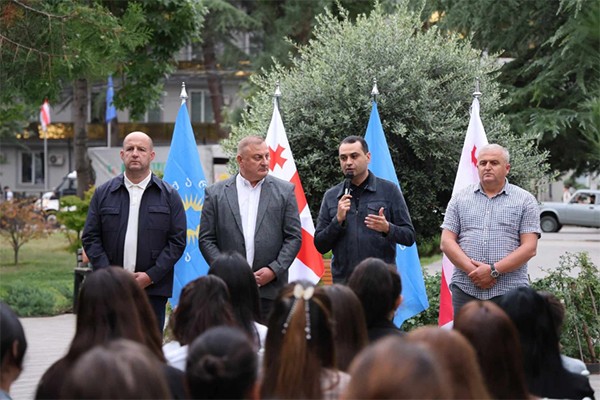 „ქართული ოცნების“ მარნეულისა და გარდაბნის  დელეგატი ზაურ დარგალი, მარნეულის მუნიციპალიტეტში მცხოვრებ ქალბატონებს  შეხვდა