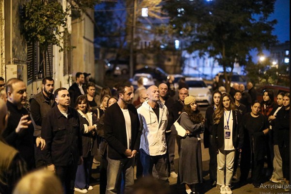 „ჩვენ მზად ვართ თავდაუზოგავი შრომისათვის“-„ქართული ოცნების“  ვაკის დელეგატი ზუკა რურუა  შავგულიძის N7-ის და ნუცუბიძის IV მიკრო რაიონის მე-7 და მე-8 კორპუსების მაცხოვრებლებს შეხვდა