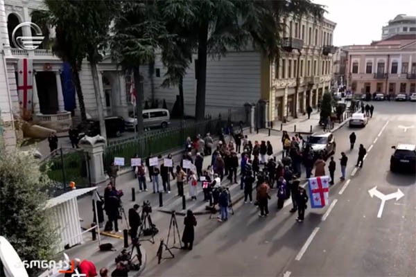 ათონელის რეზიდენციასთან გუშინ დაანონსებული აქცია მიმდინარეობს