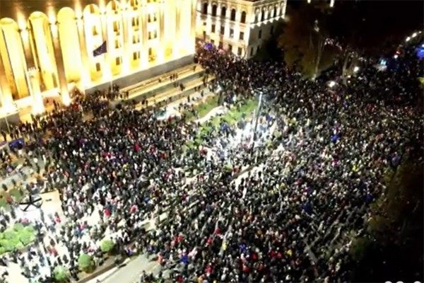 რუსთაველზე მიმდინარე აქციაზე კიდევ ერთი სამართალდამცველი დაშავდა