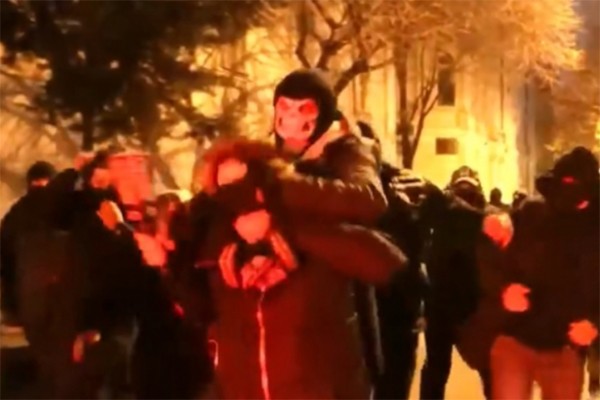 „ტვ პირველის“ ჟურნალისტ მაკა ჩიხლაძეს და ოპერატორს პირდაპირ ეთერში მუშაობისას თავს დაესხნენ და ფიზიკურად გაუსწორდნენ