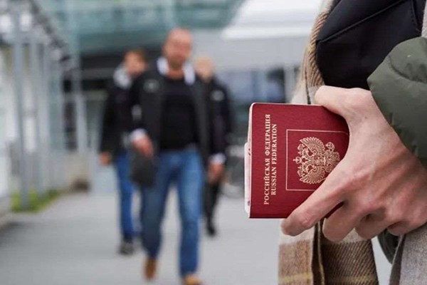 აზერბაიჯანი რუსეთის მოქალაქეებისთვის სავიზო შეზღუდვებს აწესებს და მათი ქვეყანაში ყოფნის ვადებთან დაკავშირებულ მოთხოვნებს ამკაცრებს