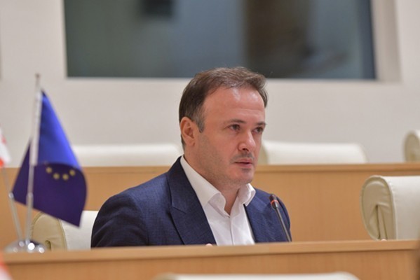 ირაკლი ზარქუა ჯო უილსონზე: მადამ მავნებელს ალბათ კარგი ფასი გადაახდევინა ტრამპის ინაუგურაციის ბილეთში, მაგრამ ხაზარაძე მგონი დასაჯა. იმ გიჟს, ვაშაძეს მგონი საერთოდ კალათბურთის ბილეთი მიჰყიდა