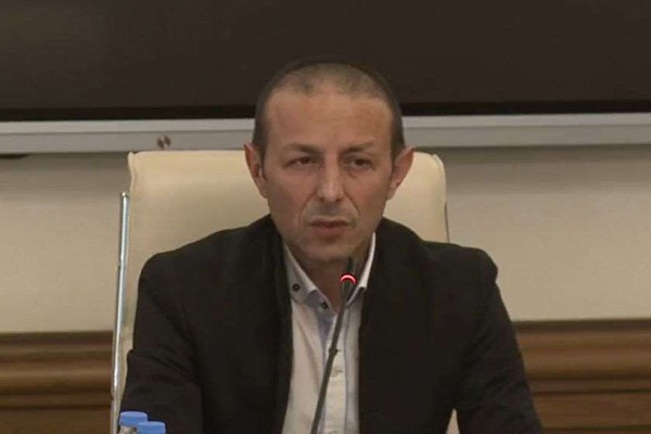 გოჩა მუკბანიანი: პირველი, ვინც ძალიან სწრაფად მოვიდა, იყო საპატრულოს უფროსის, ზურაბ მიქაძის მანქანა, რომელსაც მანქანაში უზის გურამ დონაძე. [გვეუბნებიან] „მაჩვენეთ კამერა“- დონაძემ კასეტა ამოიღო და ეს კასეტა მას შემდეგ არასდროს არავის უნახავს